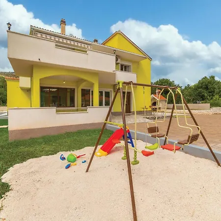 4 Bedroom Stunning In Holiday home