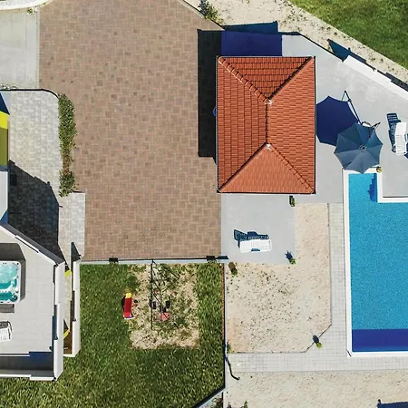 4 Bedroom Stunning In Holiday home