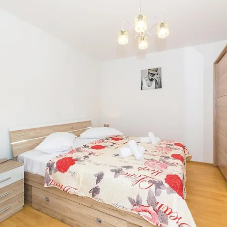 4 Bedroom Stunning In Holiday home