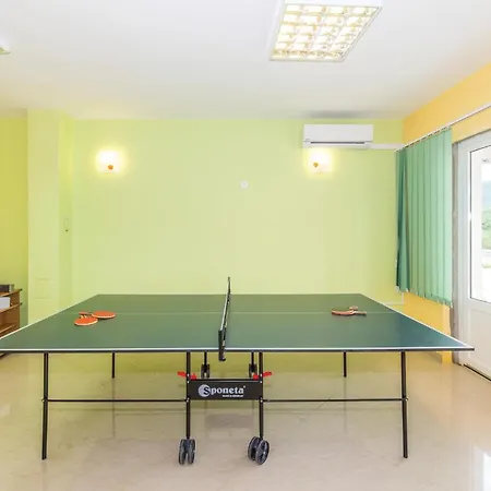 4 Bedroom Stunning In Holiday home Primorski Dolac