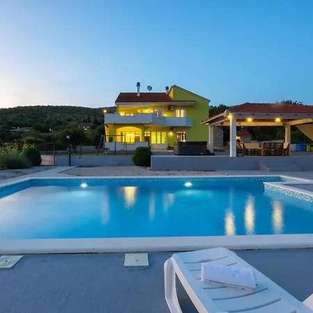 4 Bedroom Stunning In Сasa de vacaciones *
