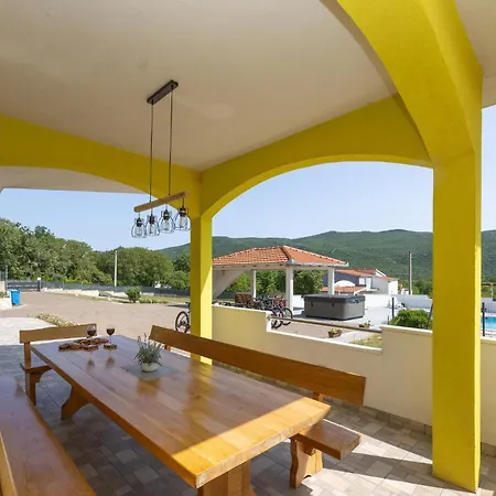 4 Bedroom Stunning In Сasa de vacaciones Primorski Dolac
