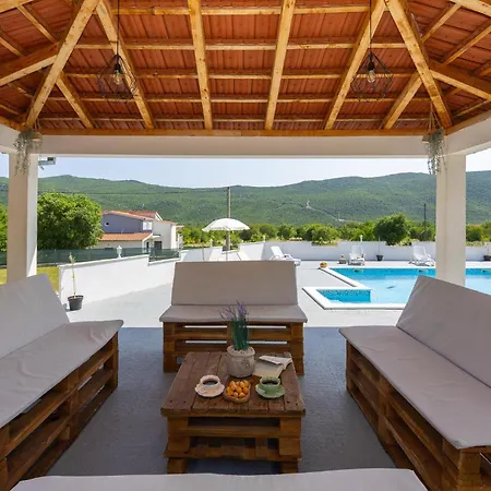4 Bedroom Stunning In Сasa de vacaciones Primorski Dolac