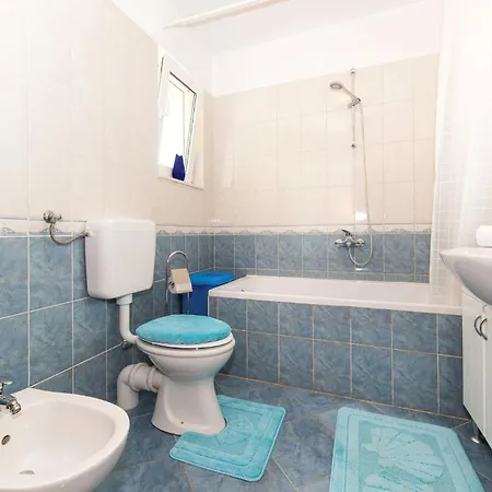 4 Bedroom Stunning In Сasa de vacaciones Primorski Dolac