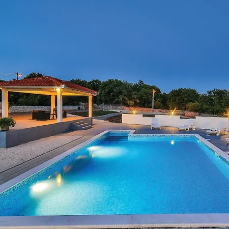 4 Bedroom Stunning In Сasa de vacaciones Primorski Dolac