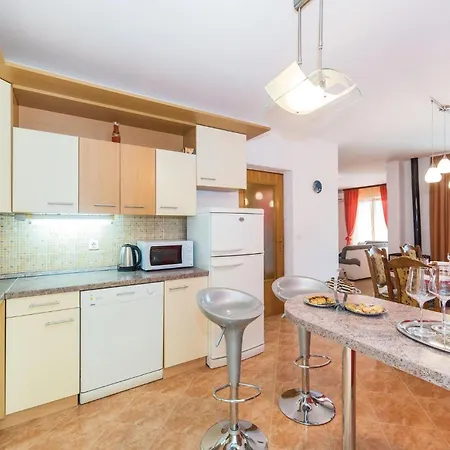 4 Bedroom Stunning In Primorski Dolac